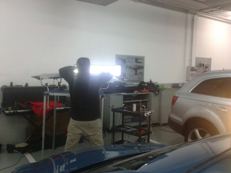 Arreglando coches afectados por granizo en Pontevedra (Galicia) Arreglando coches afectados por granizo en Pontevedra (Galicia)