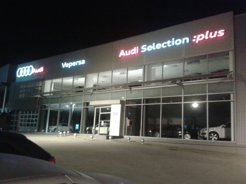 Arreglando coches afectados por granizo en Pontevedra (Galicia) Arreglando coches afectados por granizo en Pontevedra (Galicia)