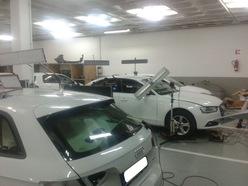 Arreglando coches afectados por granizo en Pontevedra (Galicia) Arreglando coches afectados por granizo en Pontevedra (Galicia)